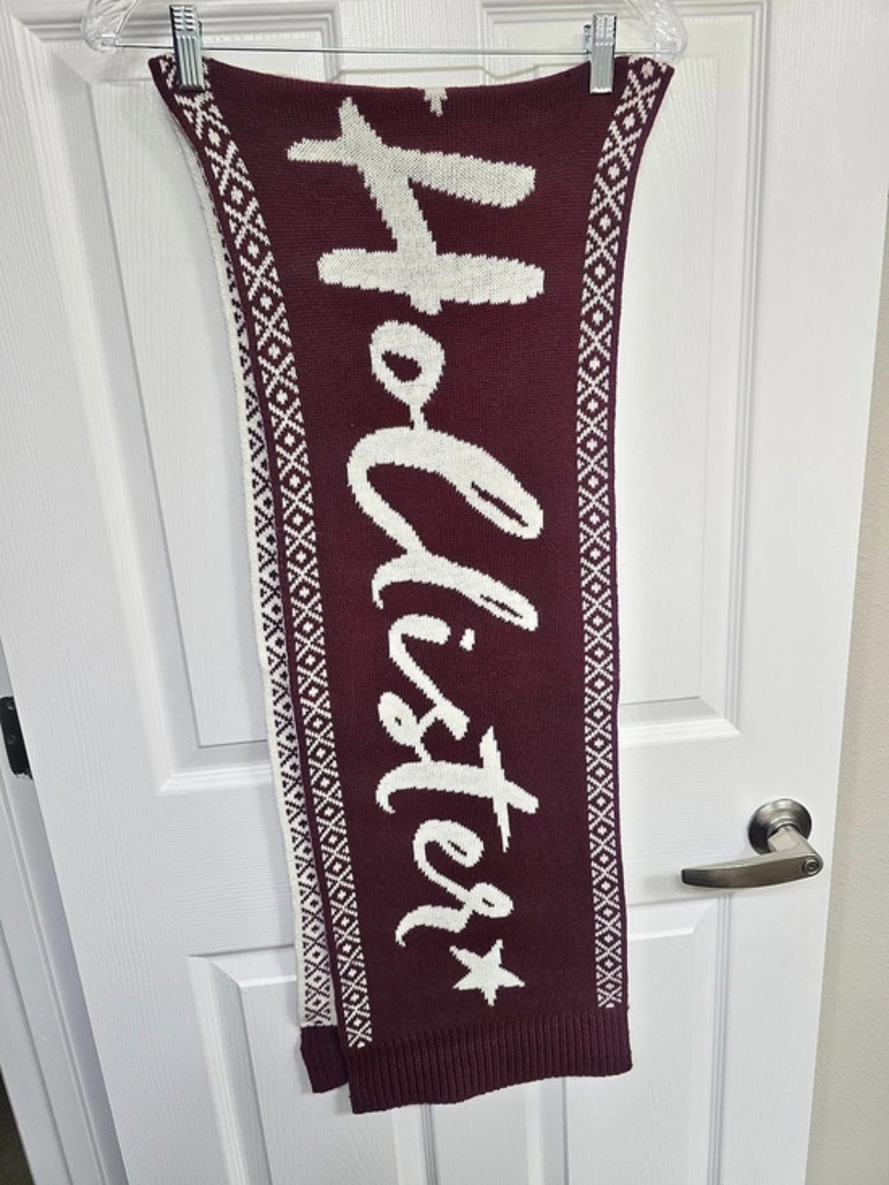 Hollister Burgundy & Cream Scarf Like New